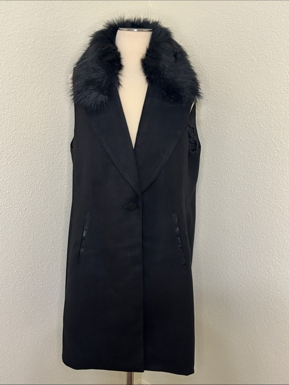NWOT Chico’s Sleeveless Single Button Faux Fur Neckline Dramatic Vest Small 1